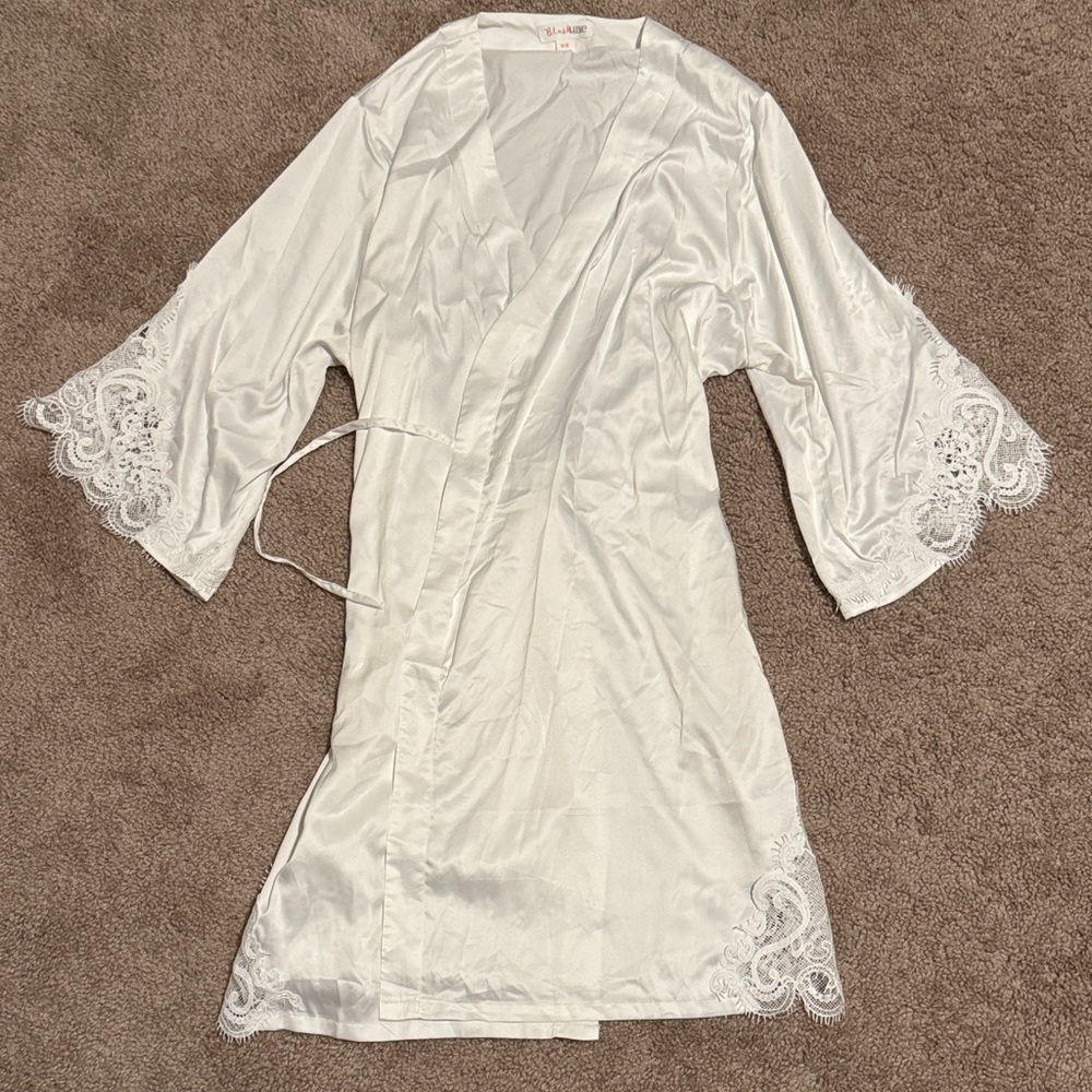 Elegant White Lace Trim Robe